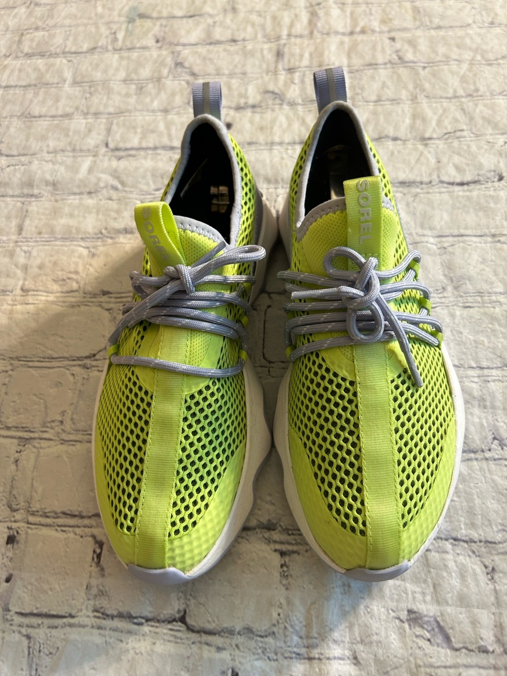 SOREL KINETIC IMPACT 11 LACE-UP NEON AND GREY/WHITE SNEAKERS WOMEN’S SIZE 7.5